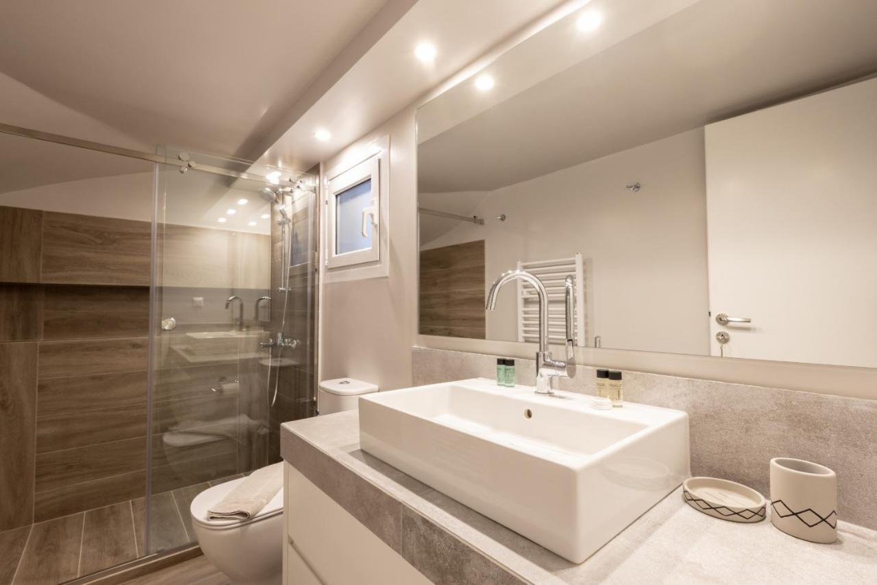 Plaka's Privileged Apartment